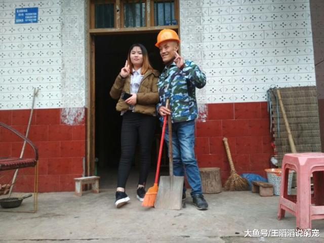 曾因长得丑被妻子嫌弃，后因熊出没而成名，今住别墅娶小20岁娇妻