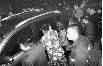 汽车里有个不起眼的小孔，平时要勤检查，疏忽了，没准要命的