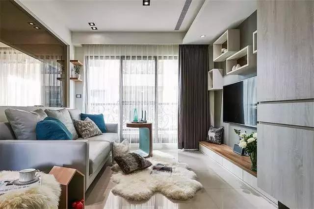 72㎡两居室的装修，主卧与客厅之间开一个内窗，通透又敞亮