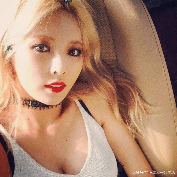 胸衣甩开捏住继续表演，肩带断裂露内衣也若无其事，还有韩国女星做不到的吗？