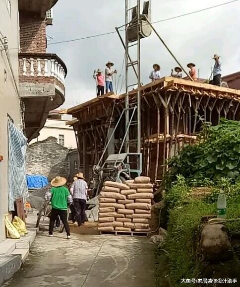 占用道路建房导致小车不能过，被邻居们一顿怼后不敢出门了