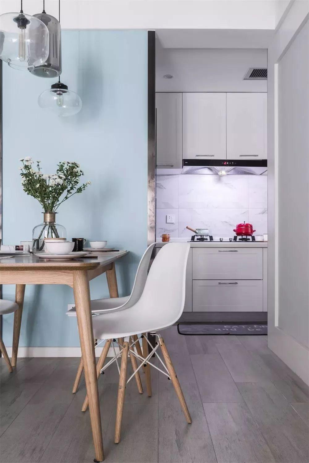 清新简约的北欧三居室，进门有一个超大的鞋柜，好看又实用！