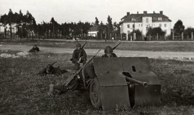 720名勇士挡住4万德军，古德里安厚葬对手：守得真好！