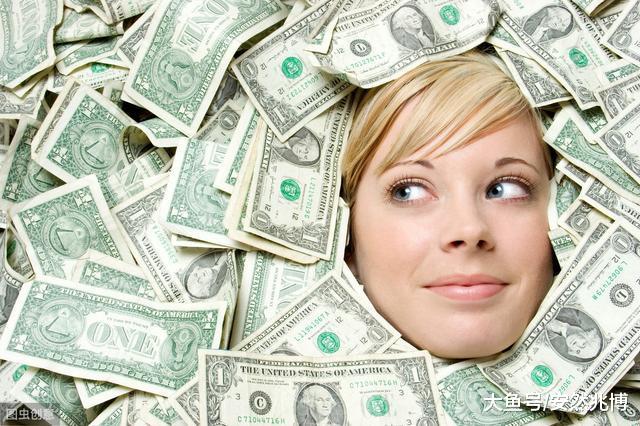 女面试官：大便上有张钞票，那你捡不捡？帅哥机智回答被录取