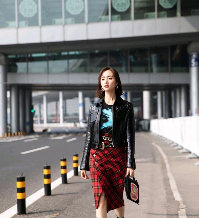 胡冰卿启程巴黎时装周，走在时尚前沿的酷女孩儿！