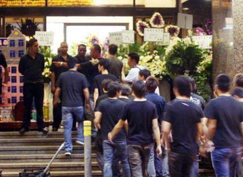 湾仔之虎陈耀兴, 曾帮梅艳芳出气, 遭人报复去世于车内。