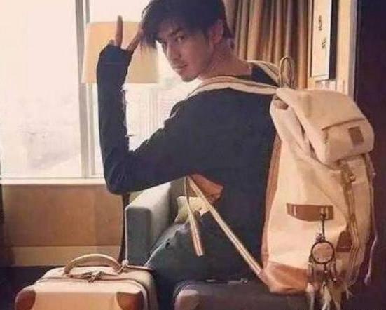 晒晒陈柏霖现实的家，房子已经老旧过时了，装修很随便