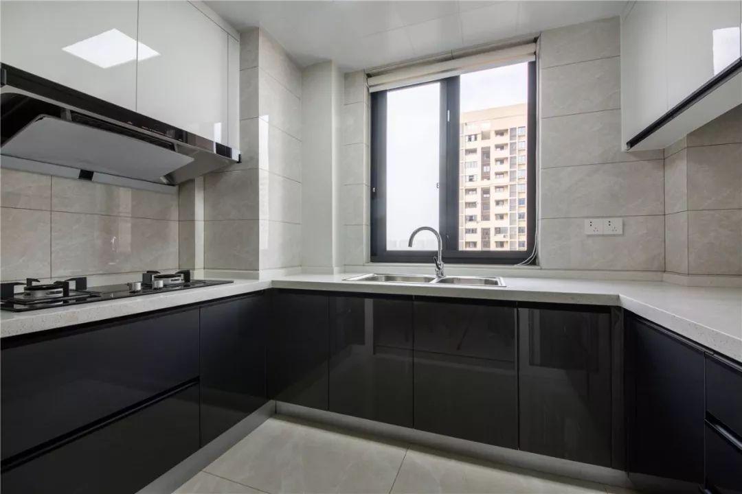 简洁现代化的硬装，搭配精致轻奢的软装，这样的三居室实在不错！