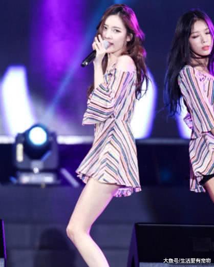 韓國第一美腿李宣美，上臺表演發現貓膩，腿上那是啥？