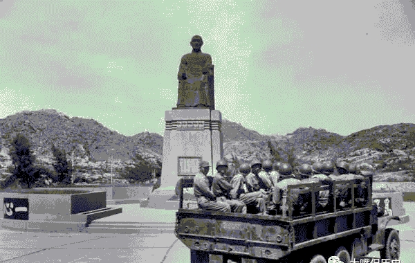 1958年炮击金门老照片: 国军军营墙被打个大窟窿, 我军炮弹威力巨大!