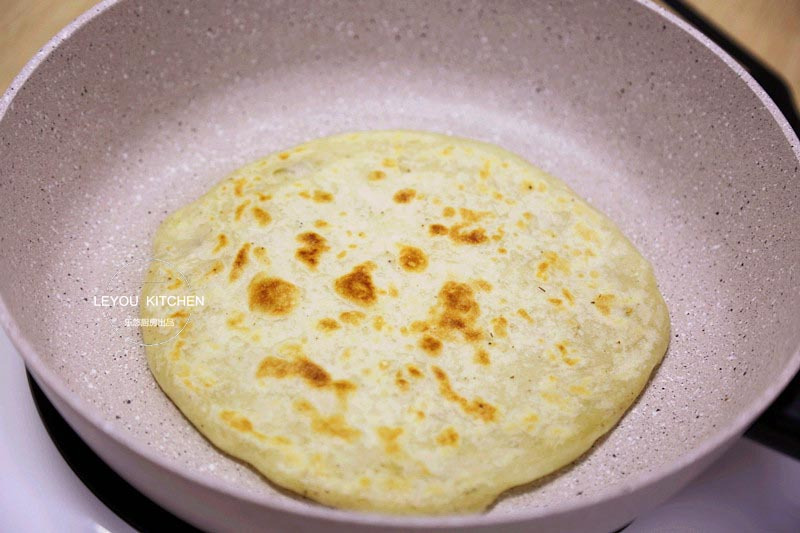 烙饼干硬？那是方法不对，试试这种，用凉水和面，照样软软的