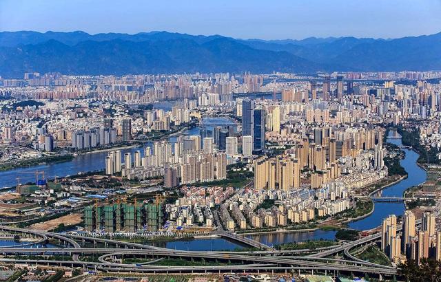 房价只涨不跌是谬论，商品达到过剩状态的时候价格就该下降