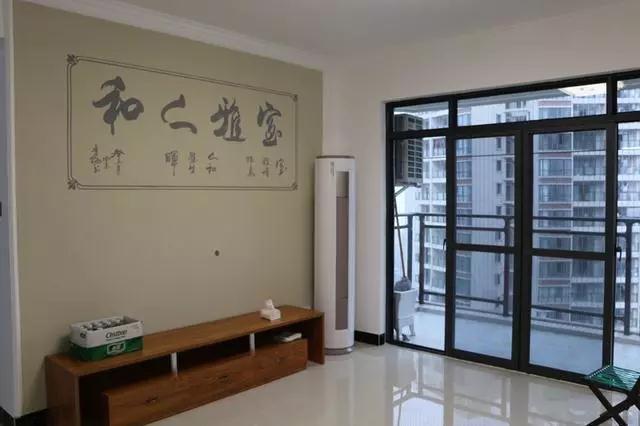 8万简单装修新房，电视墙省钱贴壁纸，没想到亲戚都夸接地气！