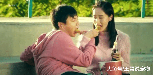 他只是过路人，因为看热闹被导演选中，却意外成为经典片段