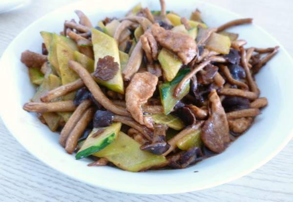 茶樹菇炒肉片，特別好吃，老人小孩都愛吃