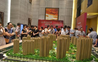 三四线城市房价下跌卖不出成累赘，炒房客们欲哭无泪！刚需：活该