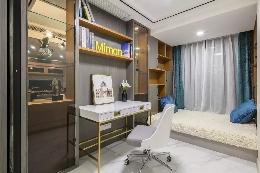 131平的現代風三居室，客廳的設計端莊大氣有檔次