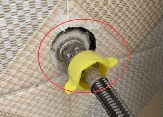 墙面瓷砖孔开得好不好，有很大关系，看看别人老婆怎么做的！