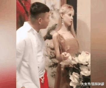 男子見“假人”長得漂亮，欲上前親吻，接下來的一幕讓他尷尬不已