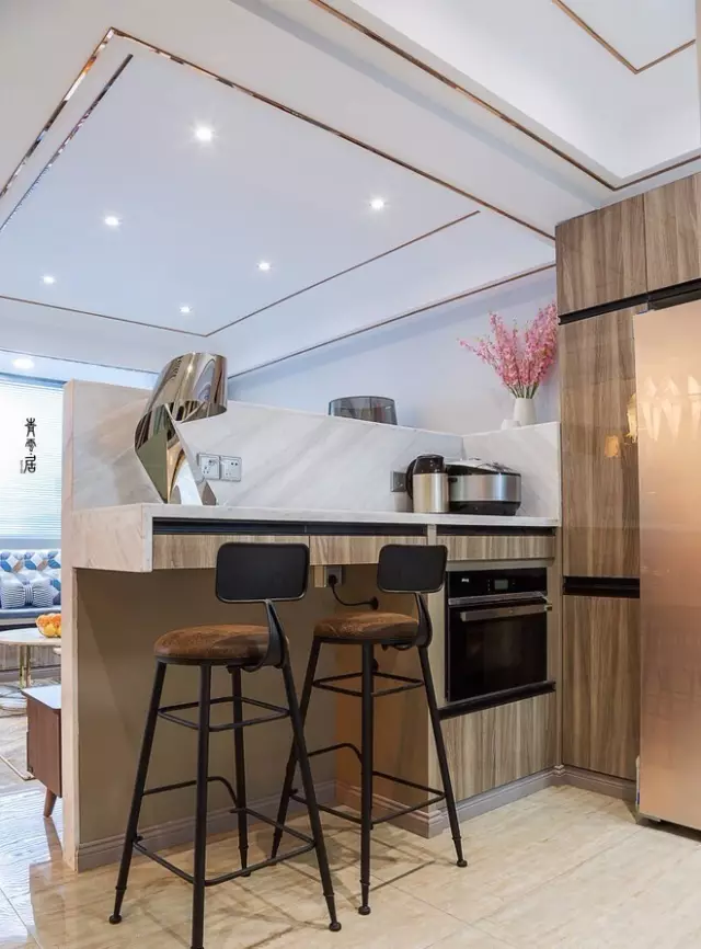 用吧台来做隔断，让你的家变得更有情调一些吧！