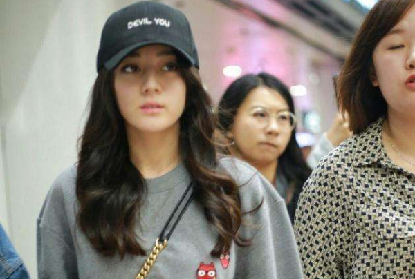 不化妆也敢出镜的4位女星，迪丽热巴上榜，最后一位让人敬佩