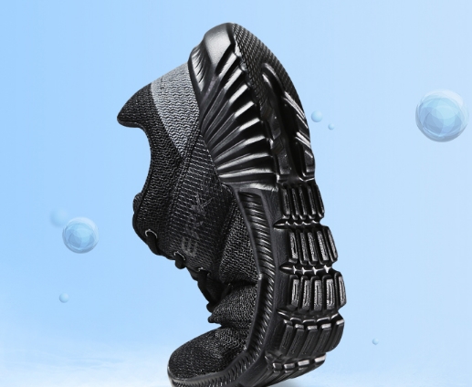 国人排队买亚瑟士，外国游客却在排队买“国产跑鞋”，网友：不可思议