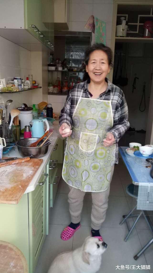 老奶奶和狗，過年兒女不在家老奶奶和狗子一起吃餃子，狗子才是最長情的陪伴