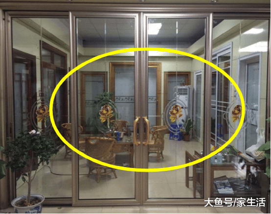 越来越多人阳台不装推拉门，如今流行用它代替，实用多了