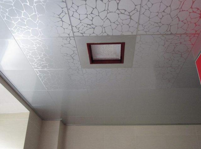 厨房吊顶可不要用石膏线做，如今都流行用这种，清洁起来好省力