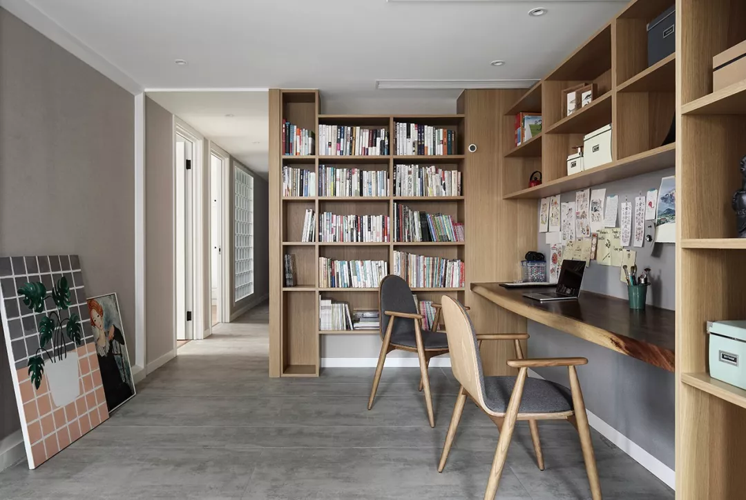 还在纠结书房怎么设计吗？定制柜加书桌非常实用