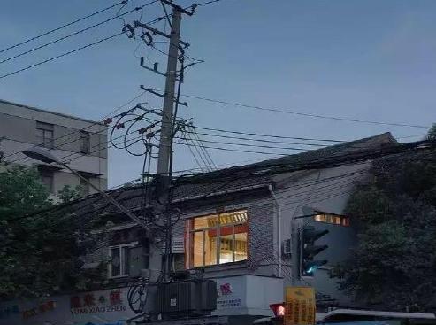 44㎡旧房丈母娘嫌小，改造完变三层复式小楼房，一点也不输别墅