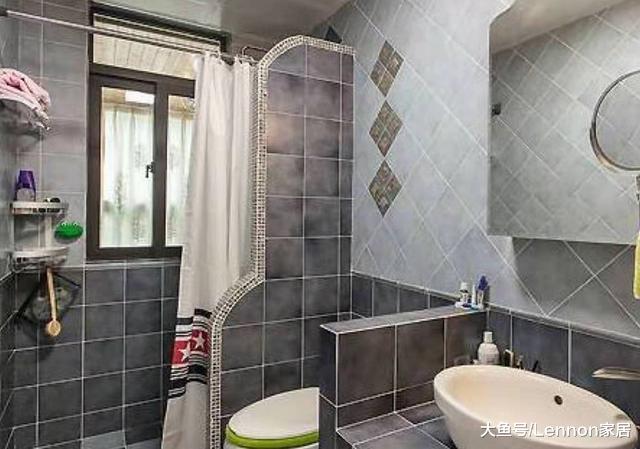 卫生间装个淋浴房几千块，不如学人家这么装，省钱又实用