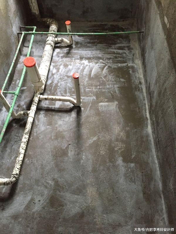 做完闭水试验，我发现卫生间防水层一阵一阵泛白，被师傅坑惨了