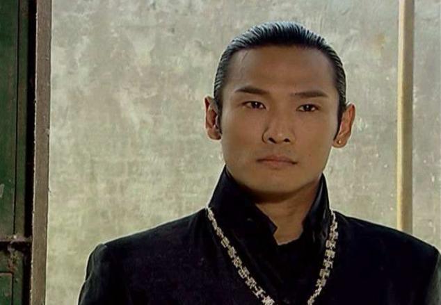 比肩郭富城后遭封杀,与小24岁娇妻住30平残房,52岁穿内裤博眼球