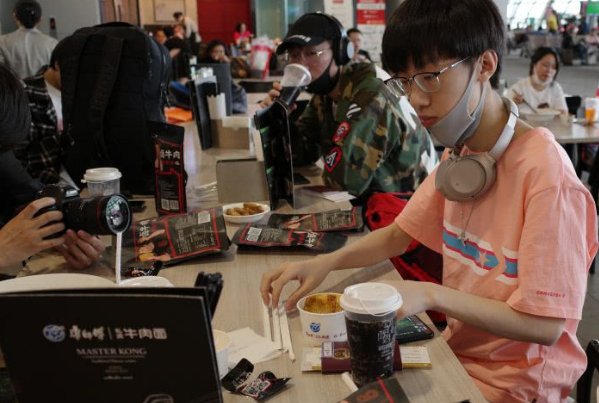 IG前往季中赛现场，在机场照片却让粉丝心慌，网友表示别不信邪