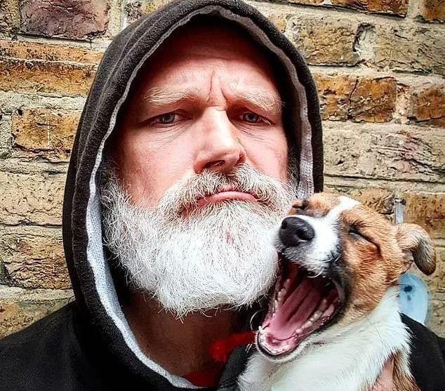 杰克罗素梗失踪三天，大胡子铲屎官竟挖地三尺将它找回……