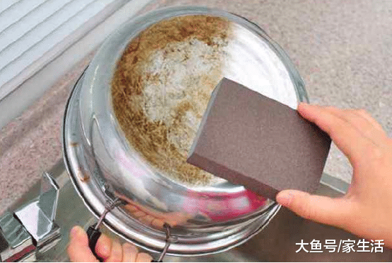 锅底黑灰又脏又厚，老保姆教你这招清洁，管用还不费劲