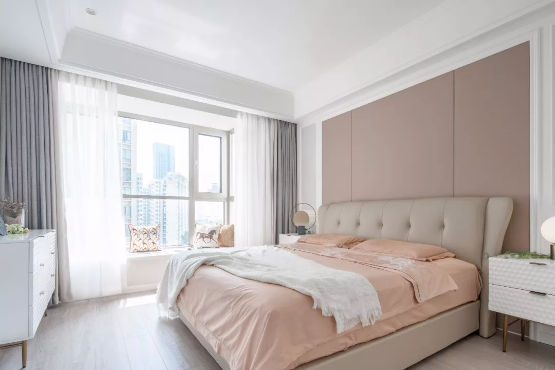 122平的轻美式风三居室，浅咖色背景墙华丽又优雅