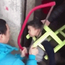 爆笑GIF：兄弟，你走路能不能稳一点，晃得我都看不清手机屏幕了