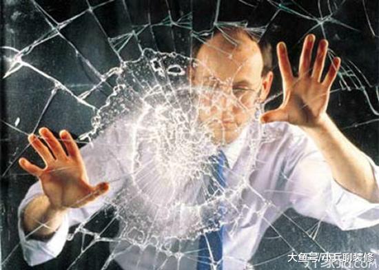 酒店浴室玻璃自爆，女孩被炸伤，快检查你家淋浴房贴膜了吗？