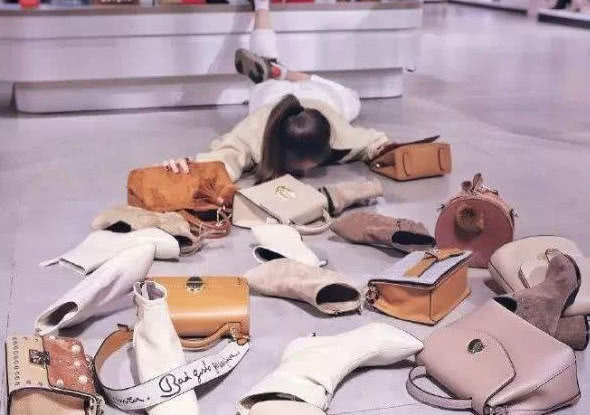 最新“炫富摔”风很大，忍了富婆，抗住医生，看到兵哥哥：我哭了