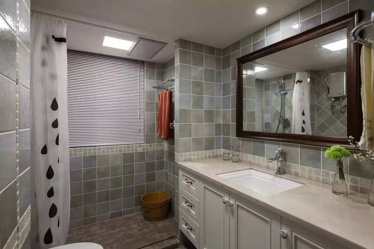 頭次見衛生間不裝淋浴房裝這種，美觀又省空間，懊悔沒早知道！