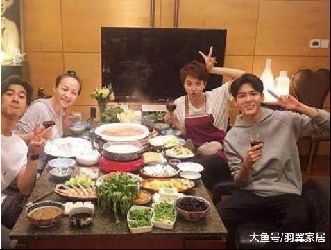 帶你參觀李治廷住的豪宅，客廳掛滿了衣服，在家還經常健身