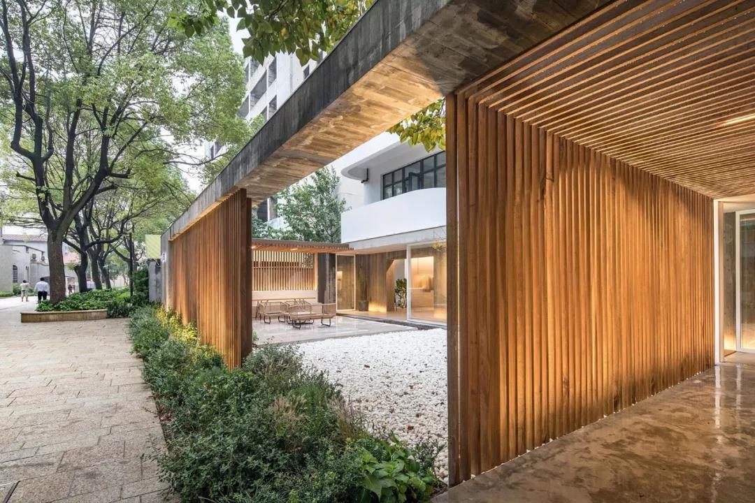 宁静低调的现代风格女装店，用空间设计维系着人与自然！