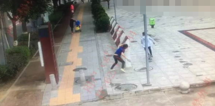 被儿子当街追砍，父亲求情：他还是个孩子！网友：最害人的一句话！