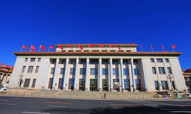 建国70周年阅兵仪式进入倒计时，蓝天白云下的天安门广场人见人爱