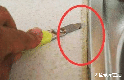 卫生间玻璃胶若是发黑, 学保洁阿姨这样做, 不花钱就能恢复