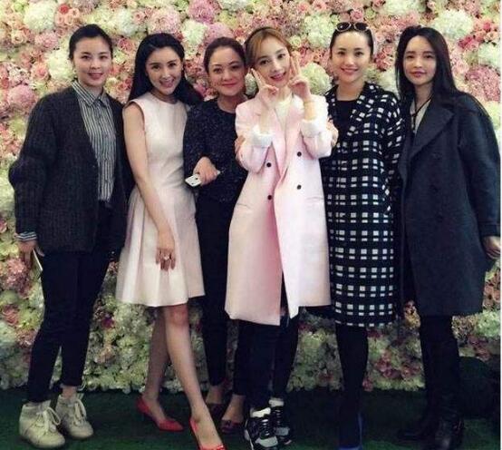 曾是京城四美之一，嫁億萬富豪，李小璐都羨慕她嫁得好，現高鐵都不能坐