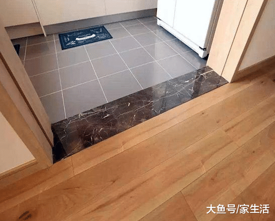 头一次见卫生间这样做门槛石，不怕成为绊脚石，还能隔绝水汽