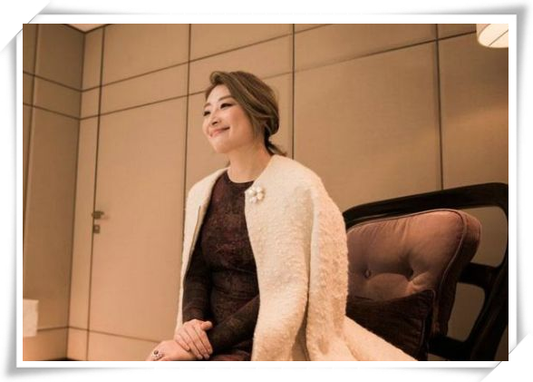 坐拥上百亿财产的白富美，出门竟开这种车，网友：不愧是“千金”